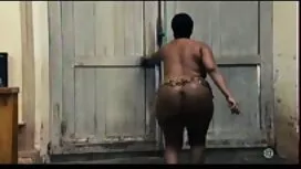 Le gars jette deux f ...