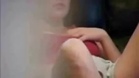 Le mec baise le bébé ...