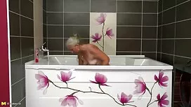 Un mec chauve et gon ...