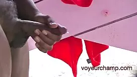 Mec joue avec Brune  ...