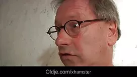 Le mec met sa grosse ...