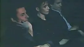 Une jeune Brune léch ...