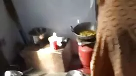 Une jeune écolière v ...
