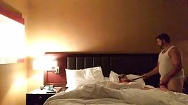 Un garçon adulte a o ...