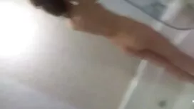 Sexy babe caresse pa ...